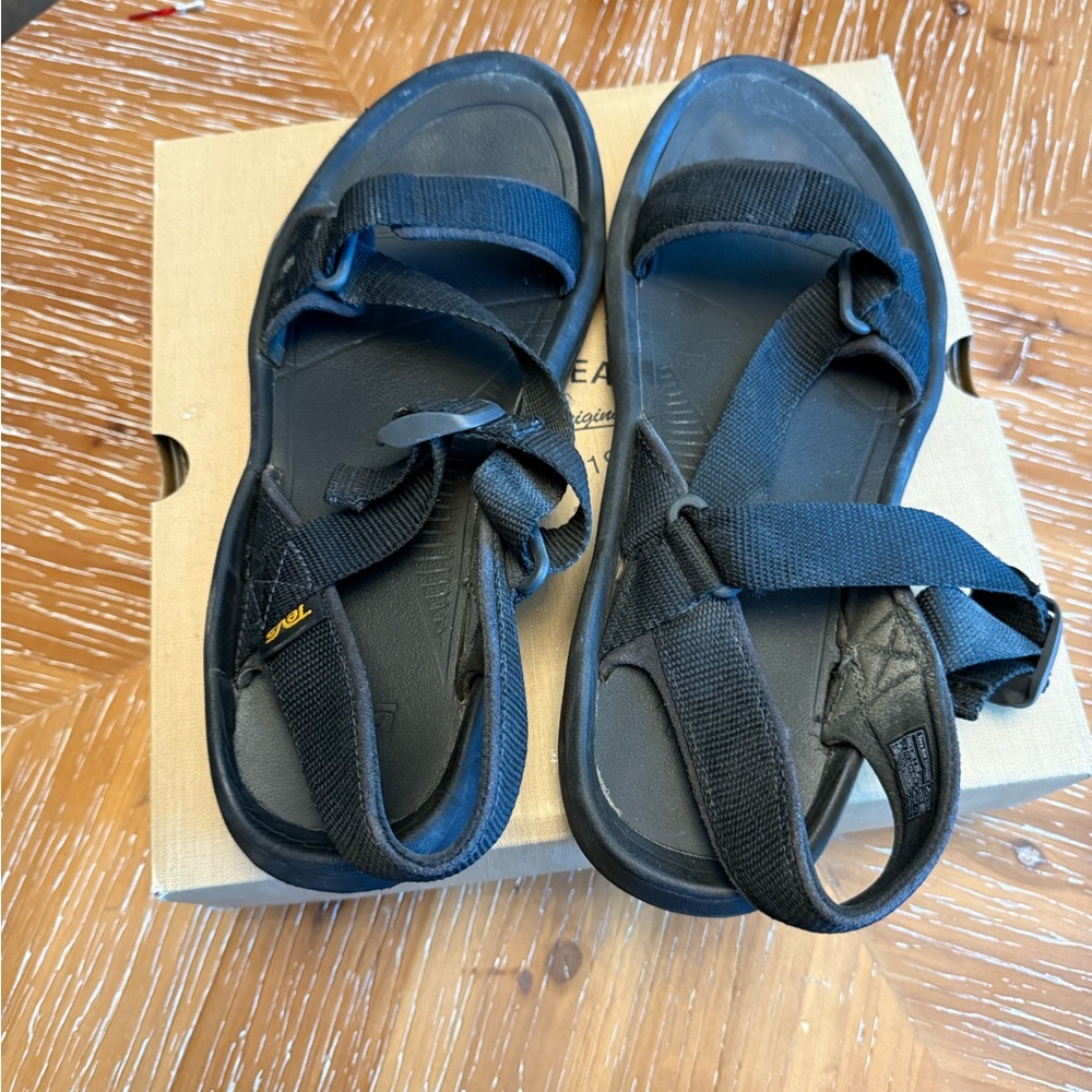 Men Teva sandals! Good condition!
